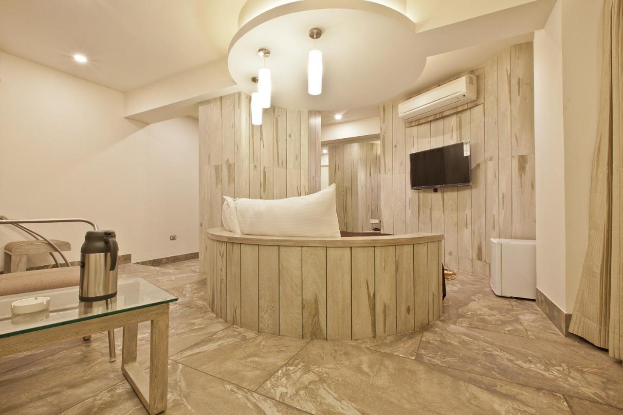 אחמדאבאד Scenaria Hotel מראה חיצוני תמונה