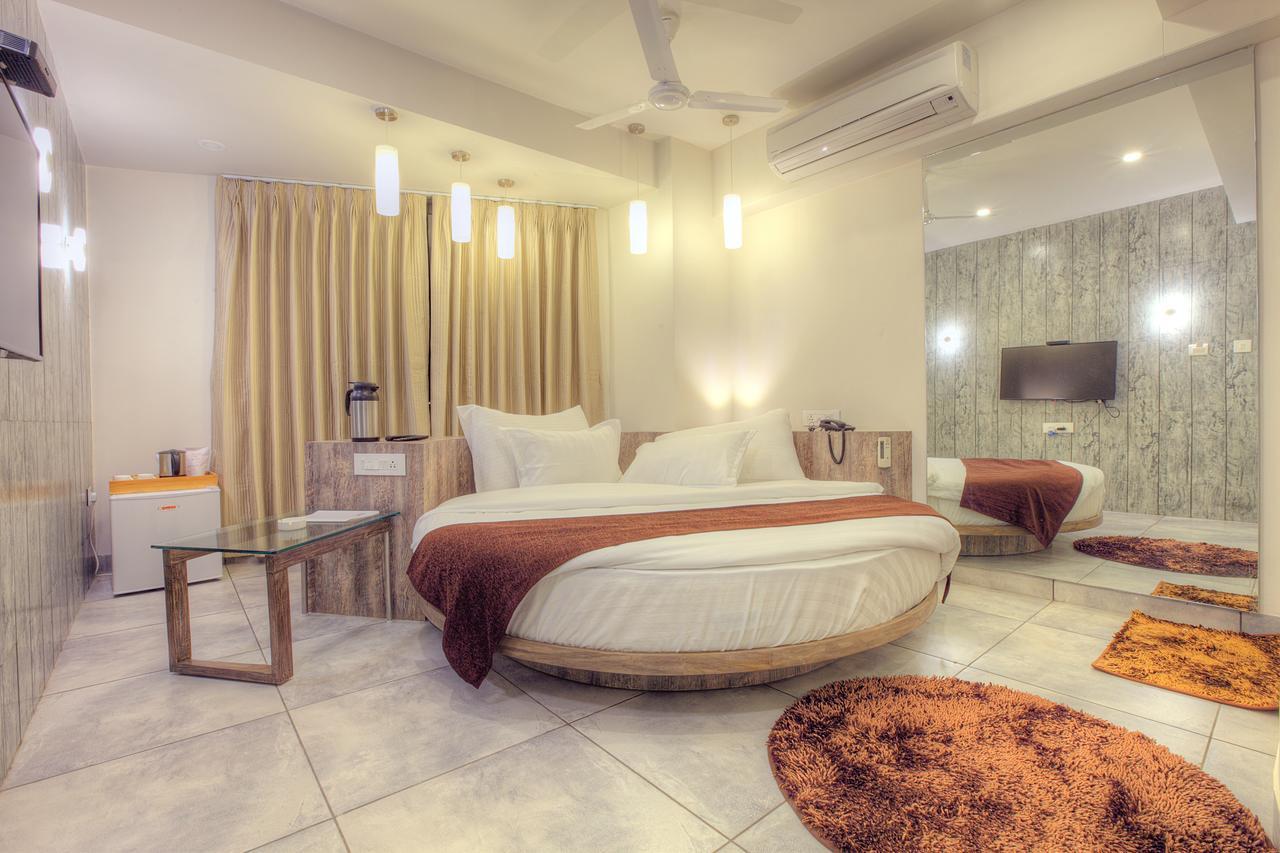 אחמדאבאד Scenaria Hotel מראה חיצוני תמונה